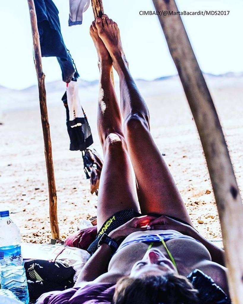 Elisabet Barnes resting in Marathon des Sables