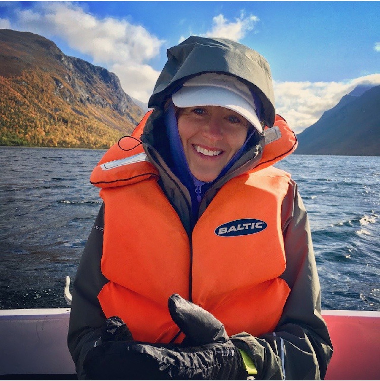 Elisabet Barnes crossing Teusajaure Kungsleden